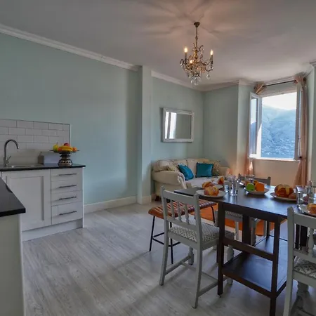 Pezzo 3-bedroom Lakeview With Shared Garden And Terrace San Siro (Lombardy)