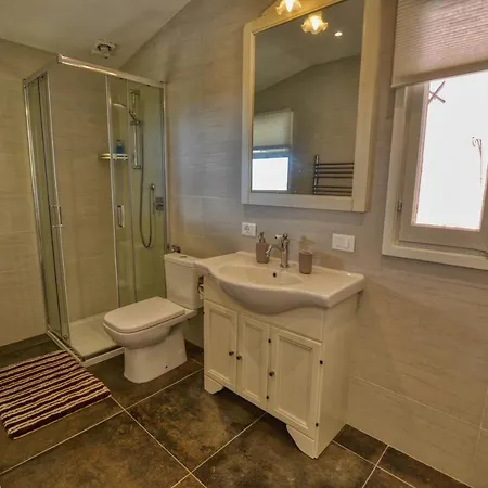 Pezzo 3-bedroom Lakeview With Shared Garden And Terrace * San Siro (Lombardy)