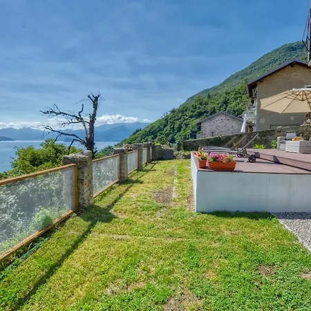 Apartment Pezzo 3-bedroom Lakeview With Shared Garden And Terrace