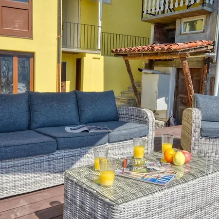 Pezzo 3-bedroom Lakeview With Shared Garden And Terrace San Siro (Lombardy)
