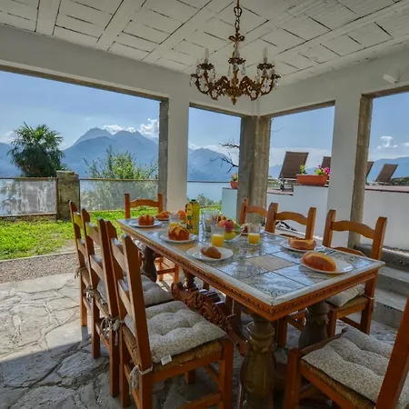 Apartment Pezzo 3-bedroom Lakeview With Shared Garden And Terrace San Siro (Lombardy)